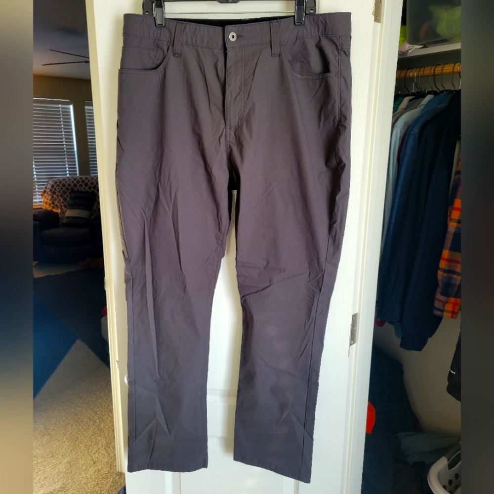 Eddie Bauer mens size 40 x 32 zip front comfort stretch pants. Excellent shape